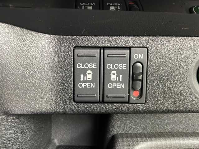 ホンダ ステップワゴン スパーダ ホンダセンシング 埼玉県 2017(平29)年 6.7万km プレミアムスパークルブラックパール 純正9型ナビ/（フルセグTV/BT/CD/DVD/AM/FM）/バックカメラ/ホンダセンシング/・衝突軽減ブレーキ/・渋滞追従機能付アダプティブクルーズコントロール/・路外逸脱抑制機能/両側パワースライドドア/ビルトインETC/純正アルミホイール/純正フロアマット/LEDライト