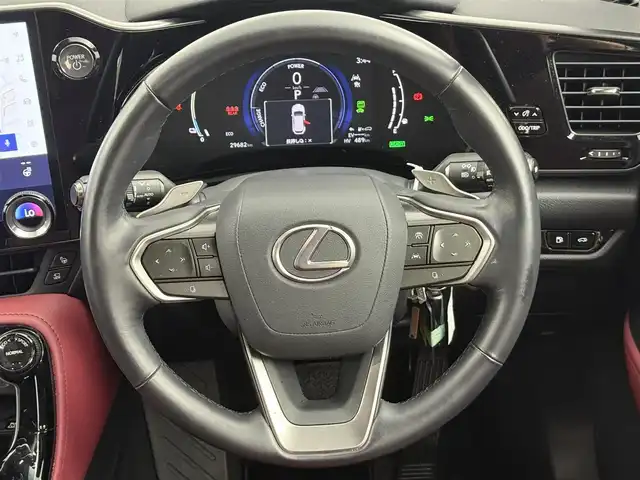レクサス ＮＸ 450h+ バージョンL 愛知県 2023(令5)年 3万km ソニッククロム 4WD/レクサスチームメイト/　　・アドバンストパーク/　　・パーキングサポートブレーキ/レクサスセーフティセンス/　　・プリクラッシュセーフティ/　　・レーンチェンジアシスト/　　・アダプティブクルーズコントロール/　　・ハイビームアシスト/ブラインドスポットモニター/ヘッドアップディスプレイ/ムーンルーフ/置くだけ充電/純正14インチナビ/　ーBT/フルセグ/AppleCarPlay/AndroidAuto/パノラミックビューモニター/ドライブレコーダー/ビルトインETC2.0/革巻きステアリング/ステアリングリモコン/パドルシフト/ステアリングヒーター/赤革シート/パワーシート/シートポジションメモリ機能/シートヒーター/ベンチレーション/パワーバックドア/純正3眼LEDヘッドライト/フォグランプ/純正20インチアルミホイール/取扱説明書/スペアキー