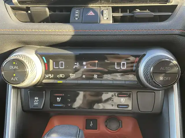 トヨタ ＲＡＶ４ アドベンチャー 滋賀県 2021(令3)年 3.5万km アッシュグレーメタリック/アーバンカーキ ワンオーナー/9型ディスプレイオーディオ/・Bluetooth/ミラキャスト/バックカメラ/革巻きステアリング/ステアリングリモコン/ステアリングヒーター/ETC2.0/前後ドラレコ/レーダークルコン/運転席パワーシート/前席シートヒーター/前席ベンチレーション/ハンズフリーパワーバックドア/AC100V/オートブレーキホールド/電動パーキング/LEDヘッドライト/フォグライト/トヨタセーフティセンス/・プリクラッシュセーフティ/・ブラインドスポットモニター/・レーントレーシングアシスト/・パーキングサポートブレーキ/・ロードサインアシスト/スマートキー