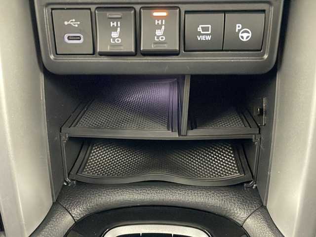 トヨタ カローラ クロス ハイブリッド Z 秋田県 2023(令5)年 1.3万km アティチュードブラックマイカ/プラチナホワイトパールマイカ ４WD/パノラマルーフ/トヨタセーフティセンス/純正ナビ（FM/AM/フルセグTV）/パノラミックビューカメラ/ドライブレコーダー（前後）/電動リアゲート/パワーシート（D席）/電動格納ミラー/純正18インチアルミホイール/ルーフレール/革巻きステアリング/純正フロアマット/ETC/スマートキー