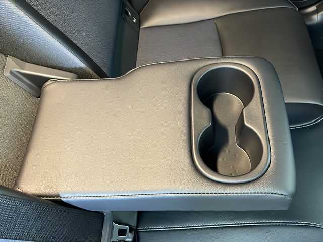 トヨタ カローラ クロス ハイブリッド Z 秋田県 2023(令5)年 1.3万km アティチュードブラックマイカ/プラチナホワイトパールマイカ ４WD/パノラマルーフ/トヨタセーフティセンス/純正ナビ（FM/AM/フルセグTV）/パノラミックビューカメラ/ドライブレコーダー（前後）/電動リアゲート/パワーシート（D席）/電動格納ミラー/純正18インチアルミホイール/ルーフレール/革巻きステアリング/純正フロアマット/ETC/スマートキー