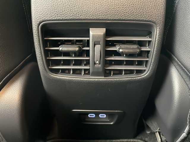 トヨタ カローラ クロス ハイブリッド Z 秋田県 2023(令5)年 1.3万km アティチュードブラックマイカ/プラチナホワイトパールマイカ ４WD/パノラマルーフ/トヨタセーフティセンス/純正ナビ（FM/AM/フルセグTV）/パノラミックビューカメラ/ドライブレコーダー（前後）/電動リアゲート/パワーシート（D席）/電動格納ミラー/純正18インチアルミホイール/ルーフレール/革巻きステアリング/純正フロアマット/ETC/スマートキー