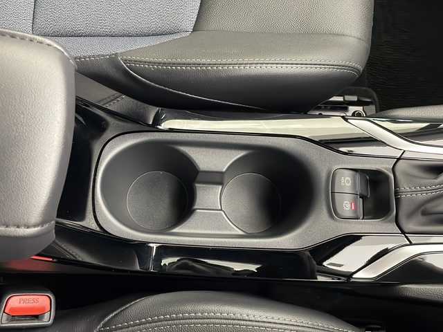 トヨタ カローラ クロス ハイブリッド Z 秋田県 2023(令5)年 1.3万km アティチュードブラックマイカ/プラチナホワイトパールマイカ ４WD/パノラマルーフ/トヨタセーフティセンス/純正ナビ（FM/AM/フルセグTV）/パノラミックビューカメラ/ドライブレコーダー（前後）/電動リアゲート/パワーシート（D席）/電動格納ミラー/純正18インチアルミホイール/ルーフレール/革巻きステアリング/純正フロアマット/ETC/スマートキー