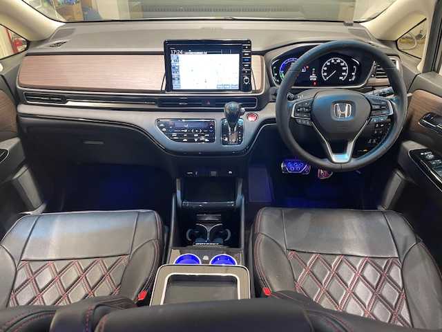 ホンダ オデッセイ ハイブリッド e:HEVアブソルート EX 宮城県 2021(令3)年 5.5万km プラチナホワイトパール ホンダセンシング/・衝突軽減ブレーキ/・誤発進抑制機能/・路外逸脱抑制機能/・レーンキープアシストシステム/・アダプティブ・クルーズ・コントロール/・先行者発進お知らせ機能/・標識認識機能/・ブラインドスポットインフォメーション/純正ナビ（VXU-217DYi）/・全方位カメラ/・Bluetooth/CD/DVD/フルセグTV/HDMI/・前後ドライブレコーダー/・ETC2.0/フリップダウンモニター/両側パワースライドドア/電動リアゲート/アイドリングストップ/デジタルインナーミラー/電子パーキング/・オートブレーキホールド/前後コーナーセンサー/革巻きステアリング/・ステアリングリモコン/プッシュスタート/・スマートキー/シートカバー/・パワーシート（運転席/助手席）/・シートヒーター（運転席/助手席）/・オットマン（2列目）/LEDヘッドライト/・オートライト/・フォグランプ/純正アルミホイール/純正フロアマット/ドアバイザー