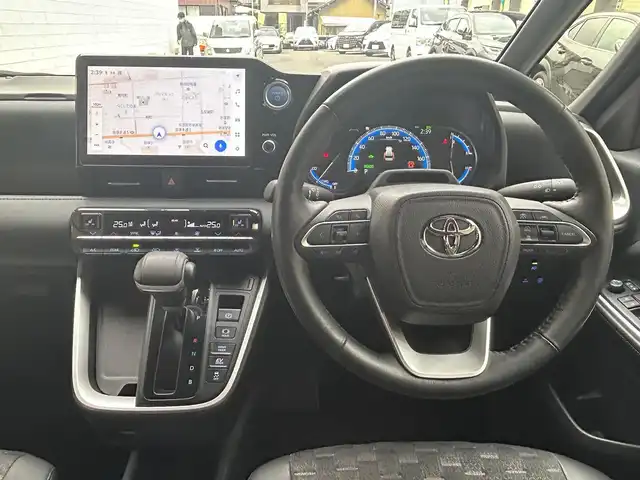 トヨタ ヴォクシー ハイブリッド S－Z 愛知県 2022(令4)年 4.9万km アティチュードブラックマイカ ワンオーナー/ディスプレイオーディオプラス〈MOP〉/・10.5インチディスプレイ／車載メモリナビ/・DVD／Bluetooth／地デジTV/・USB／HDMI／Apple Car Play／Android Auto/・ビルトインETC2.0/プロジェクター式LEDヘッドライト〈MOP〉/両側パワースライドドア/純正14.1型有機ELフリップダウンモニター/合皮＆ファブリックコンビシート/前席シートヒーター/2列目アームレスト付キャプテンシート/・充電用USBタイプC端子付折畳式サイドテーブル/社外16インチAW〈純正16インチAW積込〉/TOYOTA SAFETY SENSE/・プリクラッシュセーフティ/・レーントレーシングアシスト/・レーンディパーチャーアラート/・レーダークルーズコントロール/・オートマチックハイビーム/・ロードサインアシスト/・プロアクティブドライビングアシスト/ブラインドスポットモニター〈MOP〉/・安心降車アシスト/・アドバンスドドライブ/・フロントクロストラフィックアラート/・レーンチェンジアシスト/前後方パーキングサポートブレーキ/スマートキー