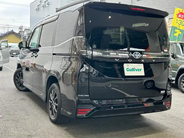 トヨタ ヴォクシー ハイブリッド S－Z 愛知県 2022(令4)年 4.9万km アティチュードブラックマイカ ワンオーナー/ディスプレイオーディオプラス〈MOP〉/・10.5インチディスプレイ／車載メモリナビ/・DVD／Bluetooth／地デジTV/・USB／HDMI／Apple Car Play／Android Auto/・ビルトインETC2.0/プロジェクター式LEDヘッドライト〈MOP〉/両側パワースライドドア/純正14.1型有機ELフリップダウンモニター/合皮＆ファブリックコンビシート/前席シートヒーター/2列目アームレスト付キャプテンシート/・充電用USBタイプC端子付折畳式サイドテーブル/社外16インチAW〈純正16インチAW積込〉/TOYOTA SAFETY SENSE/・プリクラッシュセーフティ/・レーントレーシングアシスト/・レーンディパーチャーアラート/・レーダークルーズコントロール/・オートマチックハイビーム/・ロードサインアシスト/・プロアクティブドライビングアシスト/ブラインドスポットモニター〈MOP〉/・安心降車アシスト/・アドバンスドドライブ/・フロントクロストラフィックアラート/・レーンチェンジアシスト/前後方パーキングサポートブレーキ/スマートキー