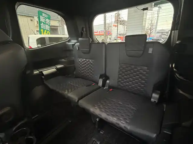 トヨタ ヴォクシー ハイブリッド S－Z 愛知県 2022(令4)年 4.9万km アティチュードブラックマイカ ワンオーナー/ディスプレイオーディオプラス〈MOP〉/・10.5インチディスプレイ／車載メモリナビ/・DVD／Bluetooth／地デジTV/・USB／HDMI／Apple Car Play／Android Auto/・ビルトインETC2.0/プロジェクター式LEDヘッドライト〈MOP〉/両側パワースライドドア/純正14.1型有機ELフリップダウンモニター/合皮＆ファブリックコンビシート/前席シートヒーター/2列目アームレスト付キャプテンシート/・充電用USBタイプC端子付折畳式サイドテーブル/社外16インチAW〈純正16インチAW積込〉/TOYOTA SAFETY SENSE/・プリクラッシュセーフティ/・レーントレーシングアシスト/・レーンディパーチャーアラート/・レーダークルーズコントロール/・オートマチックハイビーム/・ロードサインアシスト/・プロアクティブドライビングアシスト/ブラインドスポットモニター〈MOP〉/・安心降車アシスト/・アドバンスドドライブ/・フロントクロストラフィックアラート/・レーンチェンジアシスト/前後方パーキングサポートブレーキ/スマートキー