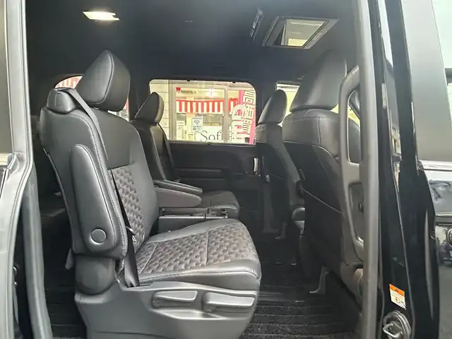 トヨタ ヴォクシー ハイブリッド S－Z 愛知県 2022(令4)年 4.9万km アティチュードブラックマイカ ワンオーナー/ディスプレイオーディオプラス〈MOP〉/・10.5インチディスプレイ／車載メモリナビ/・DVD／Bluetooth／地デジTV/・USB／HDMI／Apple Car Play／Android Auto/・ビルトインETC2.0/プロジェクター式LEDヘッドライト〈MOP〉/両側パワースライドドア/純正14.1型有機ELフリップダウンモニター/合皮＆ファブリックコンビシート/前席シートヒーター/2列目アームレスト付キャプテンシート/・充電用USBタイプC端子付折畳式サイドテーブル/社外16インチAW〈純正16インチAW積込〉/TOYOTA SAFETY SENSE/・プリクラッシュセーフティ/・レーントレーシングアシスト/・レーンディパーチャーアラート/・レーダークルーズコントロール/・オートマチックハイビーム/・ロードサインアシスト/・プロアクティブドライビングアシスト/ブラインドスポットモニター〈MOP〉/・安心降車アシスト/・アドバンスドドライブ/・フロントクロストラフィックアラート/・レーンチェンジアシスト/前後方パーキングサポートブレーキ/スマートキー