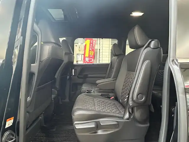 トヨタ ヴォクシー ハイブリッド S－Z 愛知県 2022(令4)年 4.9万km アティチュードブラックマイカ ワンオーナー/ディスプレイオーディオプラス〈MOP〉/・10.5インチディスプレイ／車載メモリナビ/・DVD／Bluetooth／地デジTV/・USB／HDMI／Apple Car Play／Android Auto/・ビルトインETC2.0/プロジェクター式LEDヘッドライト〈MOP〉/両側パワースライドドア/純正14.1型有機ELフリップダウンモニター/合皮＆ファブリックコンビシート/前席シートヒーター/2列目アームレスト付キャプテンシート/・充電用USBタイプC端子付折畳式サイドテーブル/社外16インチAW〈純正16インチAW積込〉/TOYOTA SAFETY SENSE/・プリクラッシュセーフティ/・レーントレーシングアシスト/・レーンディパーチャーアラート/・レーダークルーズコントロール/・オートマチックハイビーム/・ロードサインアシスト/・プロアクティブドライビングアシスト/ブラインドスポットモニター〈MOP〉/・安心降車アシスト/・アドバンスドドライブ/・フロントクロストラフィックアラート/・レーンチェンジアシスト/前後方パーキングサポートブレーキ/スマートキー