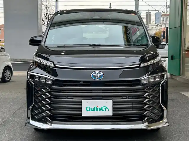 トヨタ ヴォクシー ハイブリッド S－Z 愛知県 2022(令4)年 4.9万km アティチュードブラックマイカ ワンオーナー/ディスプレイオーディオプラス〈MOP〉/・10.5インチディスプレイ／車載メモリナビ/・DVD／Bluetooth／地デジTV/・USB／HDMI／Apple Car Play／Android Auto/・ビルトインETC2.0/プロジェクター式LEDヘッドライト〈MOP〉/両側パワースライドドア/純正14.1型有機ELフリップダウンモニター/合皮＆ファブリックコンビシート/前席シートヒーター/2列目アームレスト付キャプテンシート/・充電用USBタイプC端子付折畳式サイドテーブル/社外16インチAW〈純正16インチAW積込〉/TOYOTA SAFETY SENSE/・プリクラッシュセーフティ/・レーントレーシングアシスト/・レーンディパーチャーアラート/・レーダークルーズコントロール/・オートマチックハイビーム/・ロードサインアシスト/・プロアクティブドライビングアシスト/ブラインドスポットモニター〈MOP〉/・安心降車アシスト/・アドバンスドドライブ/・フロントクロストラフィックアラート/・レーンチェンジアシスト/前後方パーキングサポートブレーキ/スマートキー