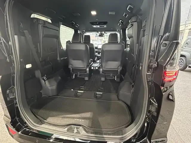 トヨタ ヴォクシー ハイブリッド S－Z 愛知県 2022(令4)年 4.9万km アティチュードブラックマイカ ワンオーナー/ディスプレイオーディオプラス〈MOP〉/・10.5インチディスプレイ／車載メモリナビ/・DVD／Bluetooth／地デジTV/・USB／HDMI／Apple Car Play／Android Auto/・ビルトインETC2.0/プロジェクター式LEDヘッドライト〈MOP〉/両側パワースライドドア/純正14.1型有機ELフリップダウンモニター/合皮＆ファブリックコンビシート/前席シートヒーター/2列目アームレスト付キャプテンシート/・充電用USBタイプC端子付折畳式サイドテーブル/社外16インチAW〈純正16インチAW積込〉/TOYOTA SAFETY SENSE/・プリクラッシュセーフティ/・レーントレーシングアシスト/・レーンディパーチャーアラート/・レーダークルーズコントロール/・オートマチックハイビーム/・ロードサインアシスト/・プロアクティブドライビングアシスト/ブラインドスポットモニター〈MOP〉/・安心降車アシスト/・アドバンスドドライブ/・フロントクロストラフィックアラート/・レーンチェンジアシスト/前後方パーキングサポートブレーキ/スマートキー