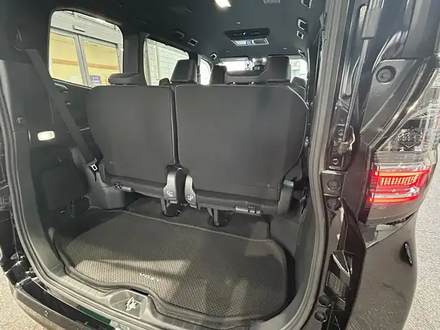 トヨタ ヴォクシー ハイブリッド S－Z 愛知県 2022(令4)年 4.9万km アティチュードブラックマイカ ワンオーナー/ディスプレイオーディオプラス〈MOP〉/・10.5インチディスプレイ／車載メモリナビ/・DVD／Bluetooth／地デジTV/・USB／HDMI／Apple Car Play／Android Auto/・ビルトインETC2.0/プロジェクター式LEDヘッドライト〈MOP〉/両側パワースライドドア/純正14.1型有機ELフリップダウンモニター/合皮＆ファブリックコンビシート/前席シートヒーター/2列目アームレスト付キャプテンシート/・充電用USBタイプC端子付折畳式サイドテーブル/社外16インチAW〈純正16インチAW積込〉/TOYOTA SAFETY SENSE/・プリクラッシュセーフティ/・レーントレーシングアシスト/・レーンディパーチャーアラート/・レーダークルーズコントロール/・オートマチックハイビーム/・ロードサインアシスト/・プロアクティブドライビングアシスト/ブラインドスポットモニター〈MOP〉/・安心降車アシスト/・アドバンスドドライブ/・フロントクロストラフィックアラート/・レーンチェンジアシスト/前後方パーキングサポートブレーキ/スマートキー