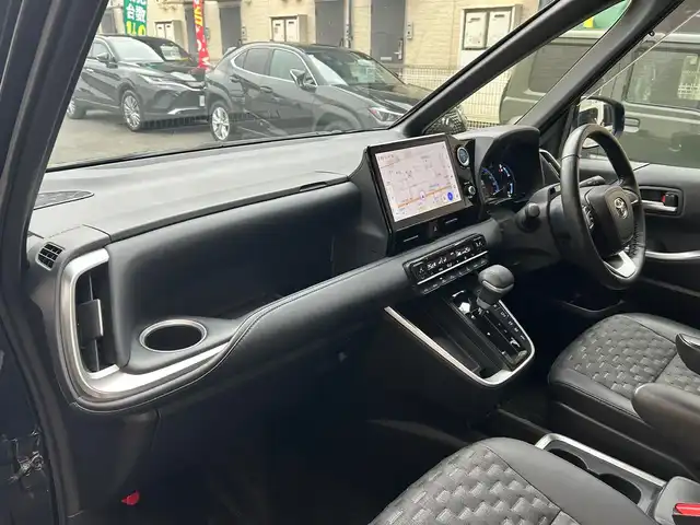 トヨタ ヴォクシー ハイブリッド S－Z 愛知県 2022(令4)年 4.9万km アティチュードブラックマイカ ワンオーナー/ディスプレイオーディオプラス〈MOP〉/・10.5インチディスプレイ／車載メモリナビ/・DVD／Bluetooth／地デジTV/・USB／HDMI／Apple Car Play／Android Auto/・ビルトインETC2.0/プロジェクター式LEDヘッドライト〈MOP〉/両側パワースライドドア/純正14.1型有機ELフリップダウンモニター/合皮＆ファブリックコンビシート/前席シートヒーター/2列目アームレスト付キャプテンシート/・充電用USBタイプC端子付折畳式サイドテーブル/社外16インチAW〈純正16インチAW積込〉/TOYOTA SAFETY SENSE/・プリクラッシュセーフティ/・レーントレーシングアシスト/・レーンディパーチャーアラート/・レーダークルーズコントロール/・オートマチックハイビーム/・ロードサインアシスト/・プロアクティブドライビングアシスト/ブラインドスポットモニター〈MOP〉/・安心降車アシスト/・アドバンスドドライブ/・フロントクロストラフィックアラート/・レーンチェンジアシスト/前後方パーキングサポートブレーキ/スマートキー