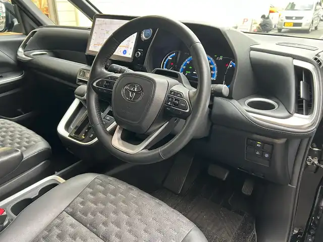 トヨタ ヴォクシー ハイブリッド S－Z 愛知県 2022(令4)年 4.9万km アティチュードブラックマイカ ワンオーナー/ディスプレイオーディオプラス〈MOP〉/・10.5インチディスプレイ／車載メモリナビ/・DVD／Bluetooth／地デジTV/・USB／HDMI／Apple Car Play／Android Auto/・ビルトインETC2.0/プロジェクター式LEDヘッドライト〈MOP〉/両側パワースライドドア/純正14.1型有機ELフリップダウンモニター/合皮＆ファブリックコンビシート/前席シートヒーター/2列目アームレスト付キャプテンシート/・充電用USBタイプC端子付折畳式サイドテーブル/社外16インチAW〈純正16インチAW積込〉/TOYOTA SAFETY SENSE/・プリクラッシュセーフティ/・レーントレーシングアシスト/・レーンディパーチャーアラート/・レーダークルーズコントロール/・オートマチックハイビーム/・ロードサインアシスト/・プロアクティブドライビングアシスト/ブラインドスポットモニター〈MOP〉/・安心降車アシスト/・アドバンスドドライブ/・フロントクロストラフィックアラート/・レーンチェンジアシスト/前後方パーキングサポートブレーキ/スマートキー