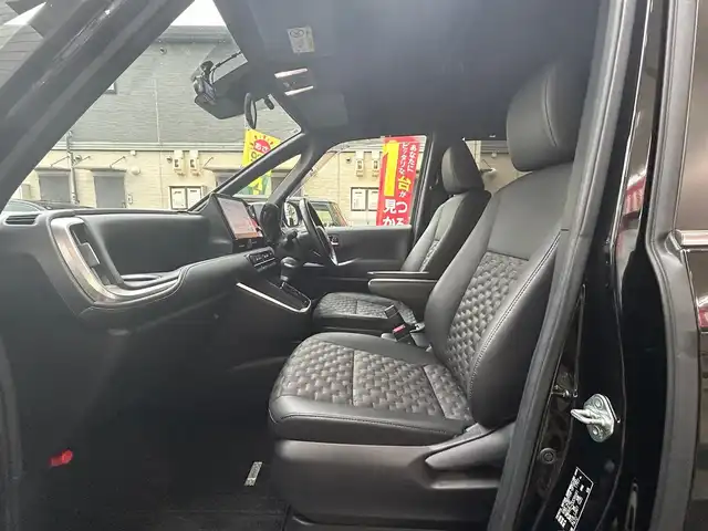 トヨタ ヴォクシー ハイブリッド S－Z 愛知県 2022(令4)年 4.9万km アティチュードブラックマイカ ワンオーナー/ディスプレイオーディオプラス〈MOP〉/・10.5インチディスプレイ／車載メモリナビ/・DVD／Bluetooth／地デジTV/・USB／HDMI／Apple Car Play／Android Auto/・ビルトインETC2.0/プロジェクター式LEDヘッドライト〈MOP〉/両側パワースライドドア/純正14.1型有機ELフリップダウンモニター/合皮＆ファブリックコンビシート/前席シートヒーター/2列目アームレスト付キャプテンシート/・充電用USBタイプC端子付折畳式サイドテーブル/社外16インチAW〈純正16インチAW積込〉/TOYOTA SAFETY SENSE/・プリクラッシュセーフティ/・レーントレーシングアシスト/・レーンディパーチャーアラート/・レーダークルーズコントロール/・オートマチックハイビーム/・ロードサインアシスト/・プロアクティブドライビングアシスト/ブラインドスポットモニター〈MOP〉/・安心降車アシスト/・アドバンスドドライブ/・フロントクロストラフィックアラート/・レーンチェンジアシスト/前後方パーキングサポートブレーキ/スマートキー