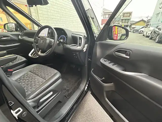 トヨタ ヴォクシー ハイブリッド S－Z 愛知県 2022(令4)年 4.9万km アティチュードブラックマイカ ワンオーナー/ディスプレイオーディオプラス〈MOP〉/・10.5インチディスプレイ／車載メモリナビ/・DVD／Bluetooth／地デジTV/・USB／HDMI／Apple Car Play／Android Auto/・ビルトインETC2.0/プロジェクター式LEDヘッドライト〈MOP〉/両側パワースライドドア/純正14.1型有機ELフリップダウンモニター/合皮＆ファブリックコンビシート/前席シートヒーター/2列目アームレスト付キャプテンシート/・充電用USBタイプC端子付折畳式サイドテーブル/社外16インチAW〈純正16インチAW積込〉/TOYOTA SAFETY SENSE/・プリクラッシュセーフティ/・レーントレーシングアシスト/・レーンディパーチャーアラート/・レーダークルーズコントロール/・オートマチックハイビーム/・ロードサインアシスト/・プロアクティブドライビングアシスト/ブラインドスポットモニター〈MOP〉/・安心降車アシスト/・アドバンスドドライブ/・フロントクロストラフィックアラート/・レーンチェンジアシスト/前後方パーキングサポートブレーキ/スマートキー