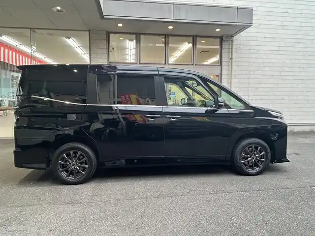 トヨタ ヴォクシー ハイブリッド S－Z 愛知県 2022(令4)年 4.9万km アティチュードブラックマイカ ワンオーナー/ディスプレイオーディオプラス〈MOP〉/・10.5インチディスプレイ／車載メモリナビ/・DVD／Bluetooth／地デジTV/・USB／HDMI／Apple Car Play／Android Auto/・ビルトインETC2.0/プロジェクター式LEDヘッドライト〈MOP〉/両側パワースライドドア/純正14.1型有機ELフリップダウンモニター/合皮＆ファブリックコンビシート/前席シートヒーター/2列目アームレスト付キャプテンシート/・充電用USBタイプC端子付折畳式サイドテーブル/社外16インチAW〈純正16インチAW積込〉/TOYOTA SAFETY SENSE/・プリクラッシュセーフティ/・レーントレーシングアシスト/・レーンディパーチャーアラート/・レーダークルーズコントロール/・オートマチックハイビーム/・ロードサインアシスト/・プロアクティブドライビングアシスト/ブラインドスポットモニター〈MOP〉/・安心降車アシスト/・アドバンスドドライブ/・フロントクロストラフィックアラート/・レーンチェンジアシスト/前後方パーキングサポートブレーキ/スマートキー