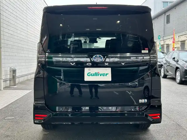 トヨタ ヴォクシー ハイブリッド S－Z 愛知県 2022(令4)年 4.9万km アティチュードブラックマイカ ワンオーナー/ディスプレイオーディオプラス〈MOP〉/・10.5インチディスプレイ／車載メモリナビ/・DVD／Bluetooth／地デジTV/・USB／HDMI／Apple Car Play／Android Auto/・ビルトインETC2.0/プロジェクター式LEDヘッドライト〈MOP〉/両側パワースライドドア/純正14.1型有機ELフリップダウンモニター/合皮＆ファブリックコンビシート/前席シートヒーター/2列目アームレスト付キャプテンシート/・充電用USBタイプC端子付折畳式サイドテーブル/社外16インチAW〈純正16インチAW積込〉/TOYOTA SAFETY SENSE/・プリクラッシュセーフティ/・レーントレーシングアシスト/・レーンディパーチャーアラート/・レーダークルーズコントロール/・オートマチックハイビーム/・ロードサインアシスト/・プロアクティブドライビングアシスト/ブラインドスポットモニター〈MOP〉/・安心降車アシスト/・アドバンスドドライブ/・フロントクロストラフィックアラート/・レーンチェンジアシスト/前後方パーキングサポートブレーキ/スマートキー