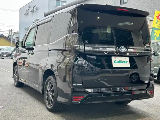 トヨタ ヴォクシー ハイブリッド S－Z 愛知県 2022(令4)年 4.9万km アティチュードブラックマイカ ワンオーナー/ディスプレイオーディオプラス〈MOP〉/・10.5インチディスプレイ／車載メモリナビ/・DVD／Bluetooth／地デジTV/・USB／HDMI／Apple Car Play／Android Auto/・ビルトインETC2.0/プロジェクター式LEDヘッドライト〈MOP〉/両側パワースライドドア/純正14.1型有機ELフリップダウンモニター/合皮＆ファブリックコンビシート/前席シートヒーター/2列目アームレスト付キャプテンシート/・充電用USBタイプC端子付折畳式サイドテーブル/社外16インチAW〈純正16インチAW積込〉/TOYOTA SAFETY SENSE/・プリクラッシュセーフティ/・レーントレーシングアシスト/・レーンディパーチャーアラート/・レーダークルーズコントロール/・オートマチックハイビーム/・ロードサインアシスト/・プロアクティブドライビングアシスト/ブラインドスポットモニター〈MOP〉/・安心降車アシスト/・アドバンスドドライブ/・フロントクロストラフィックアラート/・レーンチェンジアシスト/前後方パーキングサポートブレーキ/スマートキー