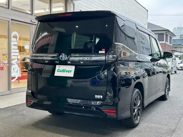 トヨタ ヴォクシー ハイブリッド S－Z 愛知県 2022(令4)年 4.9万km アティチュードブラックマイカ ワンオーナー/ディスプレイオーディオプラス〈MOP〉/・10.5インチディスプレイ／車載メモリナビ/・DVD／Bluetooth／地デジTV/・USB／HDMI／Apple Car Play／Android Auto/・ビルトインETC2.0/プロジェクター式LEDヘッドライト〈MOP〉/両側パワースライドドア/純正14.1型有機ELフリップダウンモニター/合皮＆ファブリックコンビシート/前席シートヒーター/2列目アームレスト付キャプテンシート/・充電用USBタイプC端子付折畳式サイドテーブル/社外16インチAW〈純正16インチAW積込〉/TOYOTA SAFETY SENSE/・プリクラッシュセーフティ/・レーントレーシングアシスト/・レーンディパーチャーアラート/・レーダークルーズコントロール/・オートマチックハイビーム/・ロードサインアシスト/・プロアクティブドライビングアシスト/ブラインドスポットモニター〈MOP〉/・安心降車アシスト/・アドバンスドドライブ/・フロントクロストラフィックアラート/・レーンチェンジアシスト/前後方パーキングサポートブレーキ/スマートキー