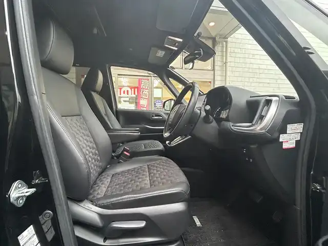 トヨタ ヴォクシー ハイブリッド S－Z 愛知県 2022(令4)年 4.9万km アティチュードブラックマイカ ワンオーナー/ディスプレイオーディオプラス〈MOP〉/・10.5インチディスプレイ／車載メモリナビ/・DVD／Bluetooth／地デジTV/・USB／HDMI／Apple Car Play／Android Auto/・ビルトインETC2.0/プロジェクター式LEDヘッドライト〈MOP〉/両側パワースライドドア/純正14.1型有機ELフリップダウンモニター/合皮＆ファブリックコンビシート/前席シートヒーター/2列目アームレスト付キャプテンシート/・充電用USBタイプC端子付折畳式サイドテーブル/社外16インチAW〈純正16インチAW積込〉/TOYOTA SAFETY SENSE/・プリクラッシュセーフティ/・レーントレーシングアシスト/・レーンディパーチャーアラート/・レーダークルーズコントロール/・オートマチックハイビーム/・ロードサインアシスト/・プロアクティブドライビングアシスト/ブラインドスポットモニター〈MOP〉/・安心降車アシスト/・アドバンスドドライブ/・フロントクロストラフィックアラート/・レーンチェンジアシスト/前後方パーキングサポートブレーキ/スマートキー