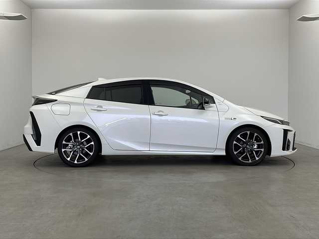 トヨタ プリウス ＰＨＶ Sナビパッケージ・GRスポーツ 新潟県 2018(平30)年 7万km ホワイトパールクリスタルシャイン 純正アルパイン9インチナビ　CD・DVD・Bluetooth/JBLサラウンドシステム/LEDライト/両側シートヒーター/レーダークルーズコントロール/ETC/バックカメラ/純正18インチホイール/トヨタセーフティセンス