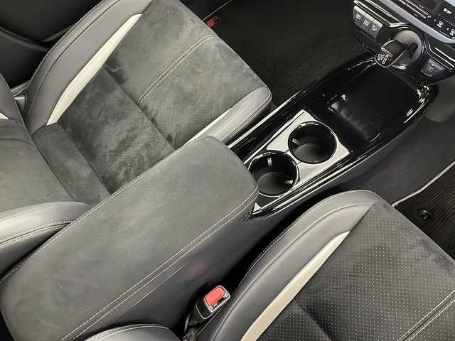 トヨタ プリウス ＰＨＶ Sナビパッケージ・GRスポーツ 新潟県 2018(平30)年 7万km ホワイトパールクリスタルシャイン 純正アルパイン9インチナビ　CD・DVD・Bluetooth/JBLサラウンドシステム/LEDライト/両側シートヒーター/レーダークルーズコントロール/ETC/バックカメラ/純正18インチホイール/トヨタセーフティセンス