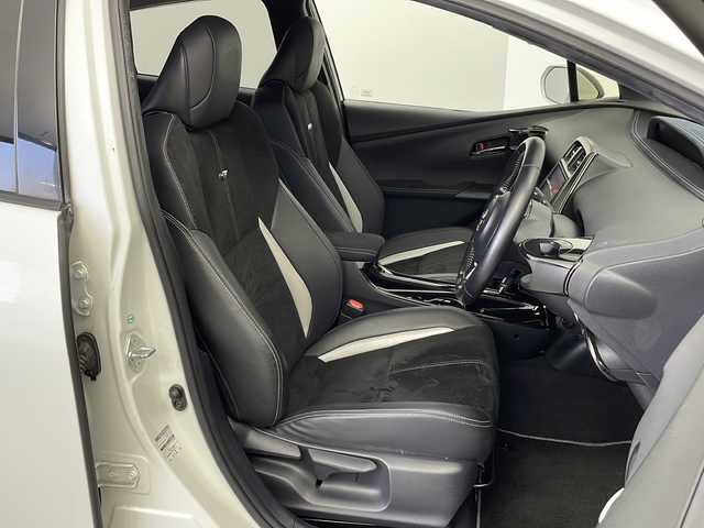 トヨタ プリウス ＰＨＶ Sナビパッケージ・GRスポーツ 新潟県 2018(平30)年 7万km ホワイトパールクリスタルシャイン 純正アルパイン9インチナビ　CD・DVD・Bluetooth/JBLサラウンドシステム/LEDライト/両側シートヒーター/レーダークルーズコントロール/ETC/バックカメラ/純正18インチホイール/トヨタセーフティセンス
