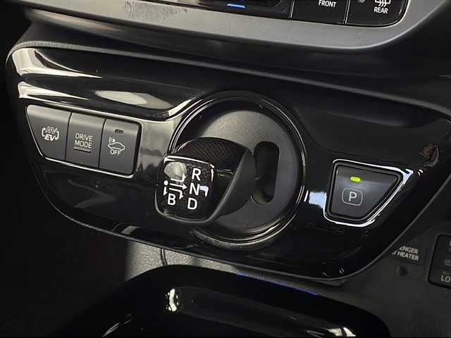 トヨタ プリウス ＰＨＶ Sナビパッケージ・GRスポーツ 新潟県 2018(平30)年 7万km ホワイトパールクリスタルシャイン 純正アルパイン9インチナビ　CD・DVD・Bluetooth/JBLサラウンドシステム/LEDライト/両側シートヒーター/レーダークルーズコントロール/ETC/バックカメラ/純正18インチホイール/トヨタセーフティセンス