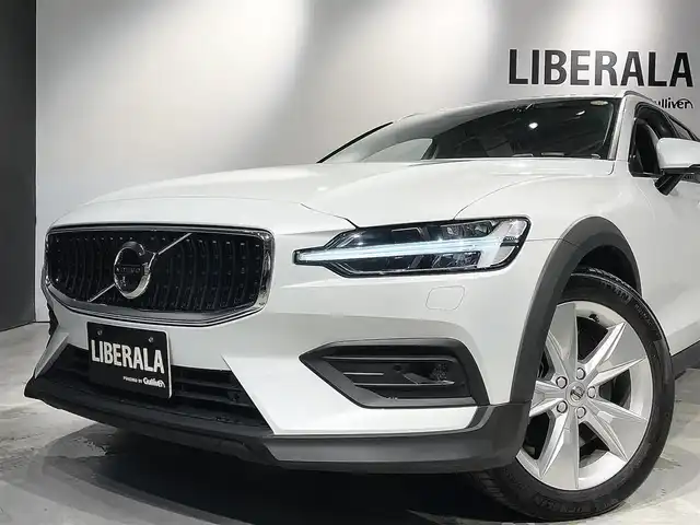 ボルボ Ｖ６０ クロスカントリー B5 AWD 道央・札幌 2021(令3)年 3.1万km クリスタルホワイトP パワーシートパッケージ/クライメートパッケージ/CitySafety/オンカミングレーンミティゲーション/レーンキーピングエイド/ロードサインインフォメーション/ステアリングアシスト付BLIS/クロストラフィックアラート/パイロットアシスト/全車速追従機能付ACC/フルアクティブハイビーム/360°ビューカメラ/ブレーキオートホールド機能/パークアシストパイロット/12.3インチデジタル液晶ドライバーディスプレイ/8ウェイパワーシート(D/N)/シートヒーター(全席)/本革巻/シルクメタルステアリングホイール/本革巻シフトノブ/ステアリングホイールヒーター/4ゾーンフルオートマチックエアコンディショナー/パワーテールゲート(ハンズフリー機構付)/アンビエントライト/純正ドライブレコーダー/タッチスクリーン式センターディスプレイ/AppleCarPlay/AndroidAuto/Spotify/TVチューナー/ワイヤレスチャージング/スマートキー/スペアキー