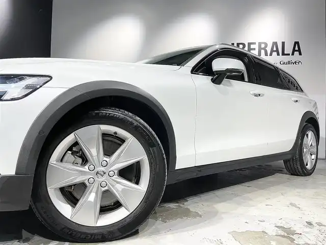 ボルボ Ｖ６０ クロスカントリー B5 AWD 道央・札幌 2021(令3)年 3.1万km クリスタルホワイトP パワーシートパッケージ/クライメートパッケージ/CitySafety/オンカミングレーンミティゲーション/レーンキーピングエイド/ロードサインインフォメーション/ステアリングアシスト付BLIS/クロストラフィックアラート/パイロットアシスト/全車速追従機能付ACC/フルアクティブハイビーム/360°ビューカメラ/ブレーキオートホールド機能/パークアシストパイロット/12.3インチデジタル液晶ドライバーディスプレイ/8ウェイパワーシート(D/N)/シートヒーター(全席)/本革巻/シルクメタルステアリングホイール/本革巻シフトノブ/ステアリングホイールヒーター/4ゾーンフルオートマチックエアコンディショナー/パワーテールゲート(ハンズフリー機構付)/アンビエントライト/純正ドライブレコーダー/タッチスクリーン式センターディスプレイ/AppleCarPlay/AndroidAuto/Spotify/TVチューナー/ワイヤレスチャージング/スマートキー/スペアキー