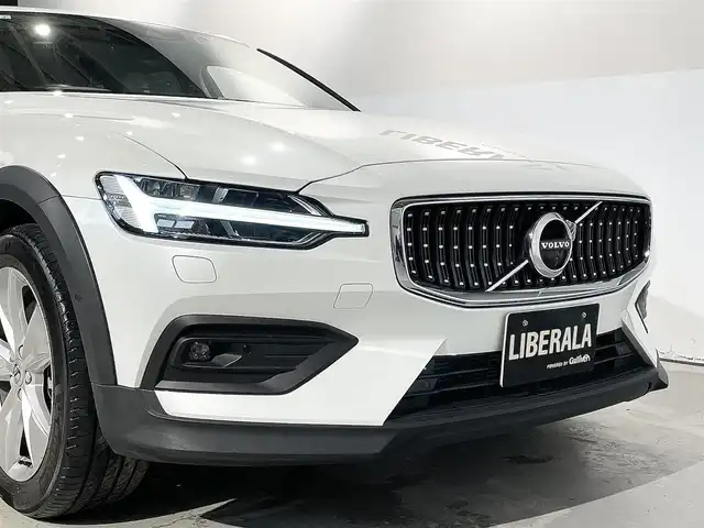 ボルボ Ｖ６０ クロスカントリー B5 AWD 道央・札幌 2021(令3)年 3.1万km クリスタルホワイトP パワーシートパッケージ/クライメートパッケージ/CitySafety/オンカミングレーンミティゲーション/レーンキーピングエイド/ロードサインインフォメーション/ステアリングアシスト付BLIS/クロストラフィックアラート/パイロットアシスト/全車速追従機能付ACC/フルアクティブハイビーム/360°ビューカメラ/ブレーキオートホールド機能/パークアシストパイロット/12.3インチデジタル液晶ドライバーディスプレイ/8ウェイパワーシート(D/N)/シートヒーター(全席)/本革巻/シルクメタルステアリングホイール/本革巻シフトノブ/ステアリングホイールヒーター/4ゾーンフルオートマチックエアコンディショナー/パワーテールゲート(ハンズフリー機構付)/アンビエントライト/純正ドライブレコーダー/タッチスクリーン式センターディスプレイ/AppleCarPlay/AndroidAuto/Spotify/TVチューナー/ワイヤレスチャージング/スマートキー/スペアキー