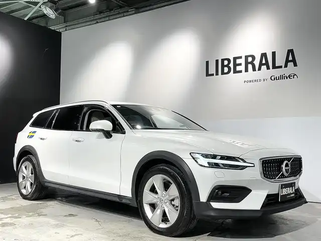 ボルボ Ｖ６０ クロスカントリー B5 AWD 道央・札幌 2021(令3)年 3.1万km クリスタルホワイトP パワーシートパッケージ/クライメートパッケージ/CitySafety/オンカミングレーンミティゲーション/レーンキーピングエイド/ロードサインインフォメーション/ステアリングアシスト付BLIS/クロストラフィックアラート/パイロットアシスト/全車速追従機能付ACC/フルアクティブハイビーム/360°ビューカメラ/ブレーキオートホールド機能/パークアシストパイロット/12.3インチデジタル液晶ドライバーディスプレイ/8ウェイパワーシート(D/N)/シートヒーター(全席)/本革巻/シルクメタルステアリングホイール/本革巻シフトノブ/ステアリングホイールヒーター/4ゾーンフルオートマチックエアコンディショナー/パワーテールゲート(ハンズフリー機構付)/アンビエントライト/純正ドライブレコーダー/タッチスクリーン式センターディスプレイ/AppleCarPlay/AndroidAuto/Spotify/TVチューナー/ワイヤレスチャージング/スマートキー/スペアキー