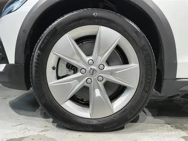 ボルボ Ｖ６０ クロスカントリー B5 AWD 道央・札幌 2021(令3)年 3.1万km クリスタルホワイトP パワーシートパッケージ/クライメートパッケージ/CitySafety/オンカミングレーンミティゲーション/レーンキーピングエイド/ロードサインインフォメーション/ステアリングアシスト付BLIS/クロストラフィックアラート/パイロットアシスト/全車速追従機能付ACC/フルアクティブハイビーム/360°ビューカメラ/ブレーキオートホールド機能/パークアシストパイロット/12.3インチデジタル液晶ドライバーディスプレイ/8ウェイパワーシート(D/N)/シートヒーター(全席)/本革巻/シルクメタルステアリングホイール/本革巻シフトノブ/ステアリングホイールヒーター/4ゾーンフルオートマチックエアコンディショナー/パワーテールゲート(ハンズフリー機構付)/アンビエントライト/純正ドライブレコーダー/タッチスクリーン式センターディスプレイ/AppleCarPlay/AndroidAuto/Spotify/TVチューナー/ワイヤレスチャージング/スマートキー/スペアキー