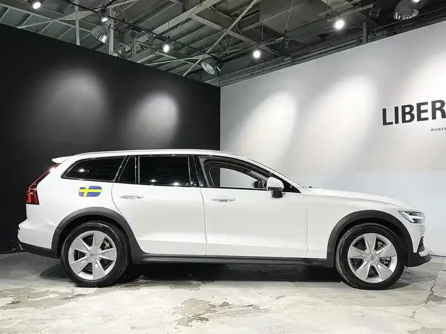 ボルボ Ｖ６０ クロスカントリー B5 AWD 道央・札幌 2021(令3)年 3.1万km クリスタルホワイトP パワーシートパッケージ/クライメートパッケージ/CitySafety/オンカミングレーンミティゲーション/レーンキーピングエイド/ロードサインインフォメーション/ステアリングアシスト付BLIS/クロストラフィックアラート/パイロットアシスト/全車速追従機能付ACC/フルアクティブハイビーム/360°ビューカメラ/ブレーキオートホールド機能/パークアシストパイロット/12.3インチデジタル液晶ドライバーディスプレイ/8ウェイパワーシート(D/N)/シートヒーター(全席)/本革巻/シルクメタルステアリングホイール/本革巻シフトノブ/ステアリングホイールヒーター/4ゾーンフルオートマチックエアコンディショナー/パワーテールゲート(ハンズフリー機構付)/アンビエントライト/純正ドライブレコーダー/タッチスクリーン式センターディスプレイ/AppleCarPlay/AndroidAuto/Spotify/TVチューナー/ワイヤレスチャージング/スマートキー/スペアキー