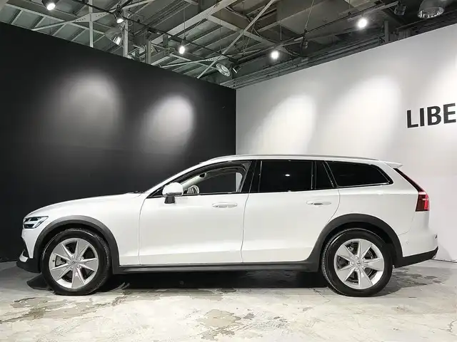 ボルボ Ｖ６０ クロスカントリー B5 AWD 道央・札幌 2021(令3)年 3.1万km クリスタルホワイトP パワーシートパッケージ/クライメートパッケージ/CitySafety/オンカミングレーンミティゲーション/レーンキーピングエイド/ロードサインインフォメーション/ステアリングアシスト付BLIS/クロストラフィックアラート/パイロットアシスト/全車速追従機能付ACC/フルアクティブハイビーム/360°ビューカメラ/ブレーキオートホールド機能/パークアシストパイロット/12.3インチデジタル液晶ドライバーディスプレイ/8ウェイパワーシート(D/N)/シートヒーター(全席)/本革巻/シルクメタルステアリングホイール/本革巻シフトノブ/ステアリングホイールヒーター/4ゾーンフルオートマチックエアコンディショナー/パワーテールゲート(ハンズフリー機構付)/アンビエントライト/純正ドライブレコーダー/タッチスクリーン式センターディスプレイ/AppleCarPlay/AndroidAuto/Spotify/TVチューナー/ワイヤレスチャージング/スマートキー/スペアキー