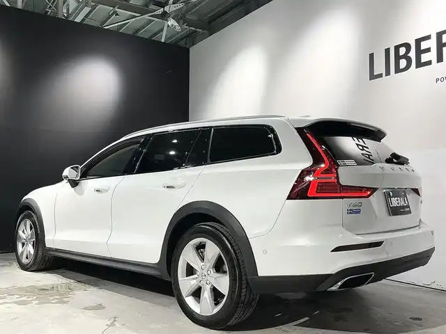 ボルボ Ｖ６０ クロスカントリー B5 AWD 道央・札幌 2021(令3)年 3.1万km クリスタルホワイトP パワーシートパッケージ/クライメートパッケージ/CitySafety/オンカミングレーンミティゲーション/レーンキーピングエイド/ロードサインインフォメーション/ステアリングアシスト付BLIS/クロストラフィックアラート/パイロットアシスト/全車速追従機能付ACC/フルアクティブハイビーム/360°ビューカメラ/ブレーキオートホールド機能/パークアシストパイロット/12.3インチデジタル液晶ドライバーディスプレイ/8ウェイパワーシート(D/N)/シートヒーター(全席)/本革巻/シルクメタルステアリングホイール/本革巻シフトノブ/ステアリングホイールヒーター/4ゾーンフルオートマチックエアコンディショナー/パワーテールゲート(ハンズフリー機構付)/アンビエントライト/純正ドライブレコーダー/タッチスクリーン式センターディスプレイ/AppleCarPlay/AndroidAuto/Spotify/TVチューナー/ワイヤレスチャージング/スマートキー/スペアキー