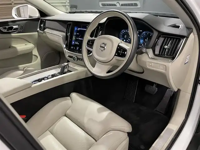 ボルボ Ｖ６０ クロスカントリー B5 AWD 道央・札幌 2021(令3)年 3.1万km クリスタルホワイトP パワーシートパッケージ/クライメートパッケージ/CitySafety/オンカミングレーンミティゲーション/レーンキーピングエイド/ロードサインインフォメーション/ステアリングアシスト付BLIS/クロストラフィックアラート/パイロットアシスト/全車速追従機能付ACC/フルアクティブハイビーム/360°ビューカメラ/ブレーキオートホールド機能/パークアシストパイロット/12.3インチデジタル液晶ドライバーディスプレイ/8ウェイパワーシート(D/N)/シートヒーター(全席)/本革巻/シルクメタルステアリングホイール/本革巻シフトノブ/ステアリングホイールヒーター/4ゾーンフルオートマチックエアコンディショナー/パワーテールゲート(ハンズフリー機構付)/アンビエントライト/純正ドライブレコーダー/タッチスクリーン式センターディスプレイ/AppleCarPlay/AndroidAuto/Spotify/TVチューナー/ワイヤレスチャージング/スマートキー/スペアキー