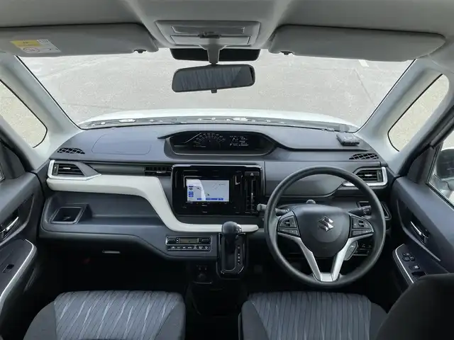 スズキ ソリオ HV MZ 道央・札幌 2024(令6)年 1.4万km ピュアホワイトP ４WD/社外メモリーナビ/AM/FM/BT/スズキセーフティサポート/衝突被害軽減ブレーキ/横滑り防止装置/レーダークルーズコントロール/レーンキープアシスト/リヤパーキングセンサー/バックカメラ/ETC/アイドリングストップ/片側パワースライドドア/前席シートヒーター/ステアリングリモコン/プッシュスタート/スマートキー/ハロゲンヘッドライト/オートライト/オートハイビーム/ヘッドライトレベライザー/電動格納ミラー/ヒーテッドドアミラー/フロアマット/レンタカー登録