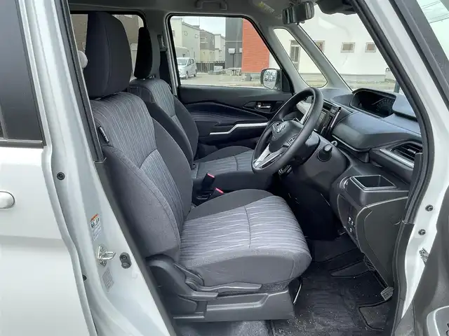スズキ ソリオ HV MZ 道央・札幌 2024(令6)年 1.4万km ピュアホワイトP ４WD/社外メモリーナビ/AM/FM/BT/スズキセーフティサポート/衝突被害軽減ブレーキ/横滑り防止装置/レーダークルーズコントロール/レーンキープアシスト/リヤパーキングセンサー/バックカメラ/ETC/アイドリングストップ/片側パワースライドドア/前席シートヒーター/ステアリングリモコン/プッシュスタート/スマートキー/ハロゲンヘッドライト/オートライト/オートハイビーム/ヘッドライトレベライザー/電動格納ミラー/ヒーテッドドアミラー/フロアマット/レンタカー登録