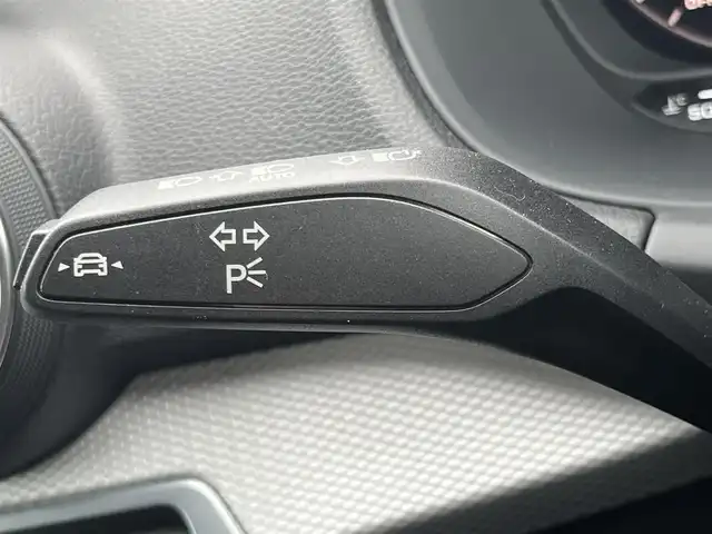 アウディ アウディ Ｑ２ 35TDIアドバンスド 静岡県 2022(令4)年 0.6万km 白 アダプティブクルーズコントロール/バーチャルコックピット/純正ナビ/（フルセグ/BT)/バックカメラ/前後PDC/電動リアゲート/シートヒーター/レーンキープアシスト/ブランドスポットアシスト/LEDヘッドライト/ETC2.0/リモコンキー/前後ドライブレコーダー/純正17インチアルミホイール