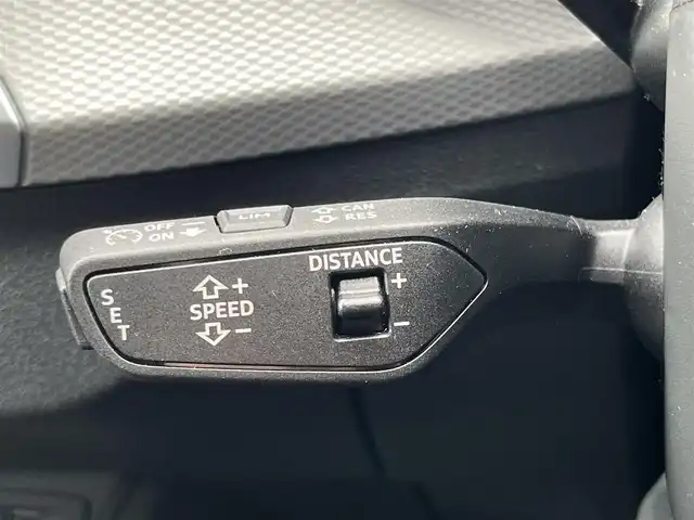 アウディ アウディ Ｑ２ 35TDIアドバンスド 静岡県 2022(令4)年 0.6万km 白 アダプティブクルーズコントロール/バーチャルコックピット/純正ナビ/（フルセグ/BT)/バックカメラ/前後PDC/電動リアゲート/シートヒーター/レーンキープアシスト/ブランドスポットアシスト/LEDヘッドライト/ETC2.0/リモコンキー/前後ドライブレコーダー/純正17インチアルミホイール