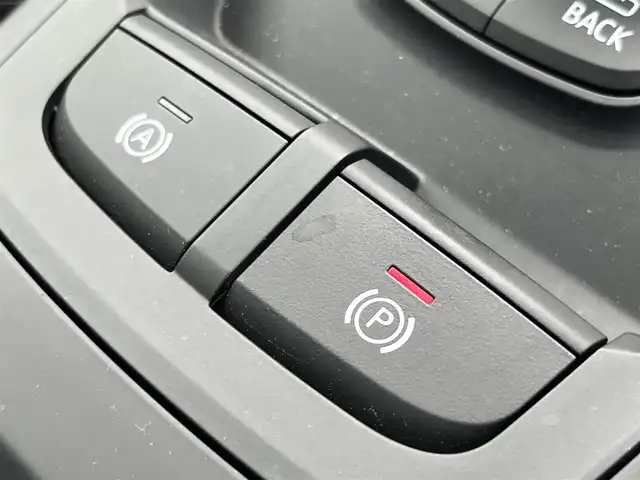 アウディ アウディ Ｑ２ 35TDIアドバンスド 静岡県 2022(令4)年 0.6万km 白 アダプティブクルーズコントロール/バーチャルコックピット/純正ナビ/（フルセグ/BT)/バックカメラ/前後PDC/電動リアゲート/シートヒーター/レーンキープアシスト/ブランドスポットアシスト/LEDヘッドライト/ETC2.0/リモコンキー/前後ドライブレコーダー/純正17インチアルミホイール