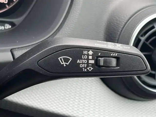 アウディ アウディ Ｑ２ 35TDIアドバンスド 静岡県 2022(令4)年 0.6万km 白 アダプティブクルーズコントロール/バーチャルコックピット/純正ナビ/（フルセグ/BT)/バックカメラ/前後PDC/電動リアゲート/シートヒーター/レーンキープアシスト/ブランドスポットアシスト/LEDヘッドライト/ETC2.0/リモコンキー/前後ドライブレコーダー/純正17インチアルミホイール