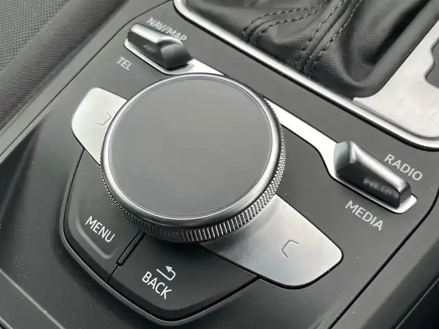 アウディ アウディ Ｑ２ 35TDIアドバンスド 静岡県 2022(令4)年 0.6万km 白 アダプティブクルーズコントロール/バーチャルコックピット/純正ナビ/（フルセグ/BT)/バックカメラ/前後PDC/電動リアゲート/シートヒーター/レーンキープアシスト/ブランドスポットアシスト/LEDヘッドライト/ETC2.0/リモコンキー/前後ドライブレコーダー/純正17インチアルミホイール