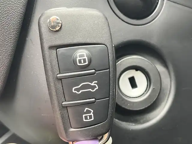 アウディ アウディ Ｑ２ 35TDIアドバンスド 静岡県 2022(令4)年 0.6万km 白 アダプティブクルーズコントロール/バーチャルコックピット/純正ナビ/（フルセグ/BT)/バックカメラ/前後PDC/電動リアゲート/シートヒーター/レーンキープアシスト/ブランドスポットアシスト/LEDヘッドライト/ETC2.0/リモコンキー/前後ドライブレコーダー/純正17インチアルミホイール
