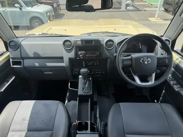 トヨタ ランドクルーザー AX 三重県 2025(令7)年 0.2万km ベージュ ワンオーナー/OPモデリスタストライプテープ/セーフティセンス/デュアルモードオートマチックロッキングハブ付パートタイム4WD/電動デフロック(フロント/リア) /バックモニター内蔵自動防眩インナーミラー/クルーズコントロール/合成/ファブリックコンビシート/carozzeriaオーディオ/ETC/純正16インチアルミホイール/LEDヘッドランプ/・オートライト/オートマチックハイビーム/キーレスエントリー/スペアキー×1/新車時保証書/取扱説明書