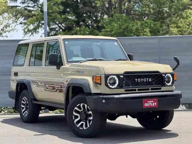 トヨタ ランドクルーザー AX 三重県 2025(令7)年 0.2万km ベージュ ワンオーナー/OPモデリスタストライプテープ/セーフティセンス/デュアルモードオートマチックロッキングハブ付パートタイム4WD/電動デフロック(フロント/リア) /バックモニター内蔵自動防眩インナーミラー/クルーズコントロール/合成/ファブリックコンビシート/carozzeriaオーディオ/ETC/純正16インチアルミホイール/LEDヘッドランプ/・オートライト/オートマチックハイビーム/キーレスエントリー/スペアキー×1/新車時保証書/取扱説明書