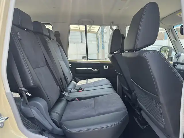 トヨタ ランドクルーザー AX 三重県 2025(令7)年 0.2万km ベージュ ワンオーナー/OPモデリスタストライプテープ/セーフティセンス/デュアルモードオートマチックロッキングハブ付パートタイム4WD/電動デフロック(フロント/リア) /バックモニター内蔵自動防眩インナーミラー/クルーズコントロール/合成/ファブリックコンビシート/carozzeriaオーディオ/ETC/純正16インチアルミホイール/LEDヘッドランプ/・オートライト/オートマチックハイビーム/キーレスエントリー/スペアキー×1/新車時保証書/取扱説明書