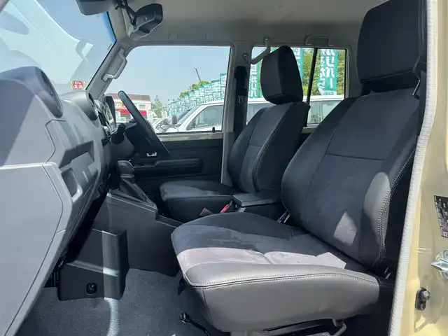 トヨタ ランドクルーザー AX 三重県 2025(令7)年 0.2万km ベージュ ワンオーナー/OPモデリスタストライプテープ/セーフティセンス/デュアルモードオートマチックロッキングハブ付パートタイム4WD/電動デフロック(フロント/リア) /バックモニター内蔵自動防眩インナーミラー/クルーズコントロール/合成/ファブリックコンビシート/carozzeriaオーディオ/ETC/純正16インチアルミホイール/LEDヘッドランプ/・オートライト/オートマチックハイビーム/キーレスエントリー/スペアキー×1/新車時保証書/取扱説明書